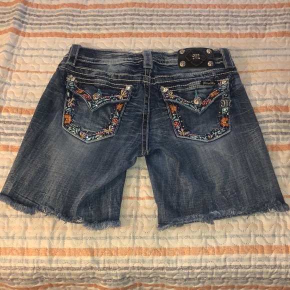 Miss Me Jean Signature Mid-Shorts - Picture 2 of 13